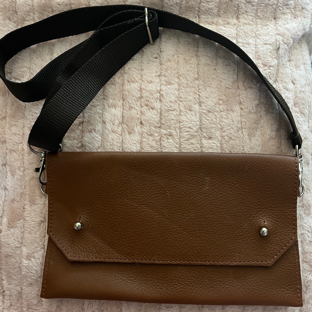 Jesse & Co Leather Crossbody Bag
Detachable strap